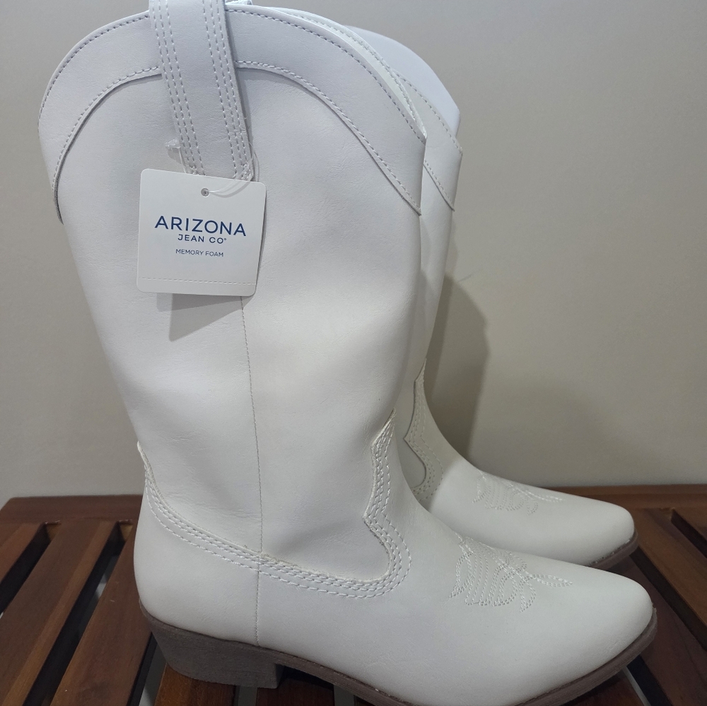 Arizona Women's White Boots Size 8.5 New